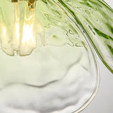 מנורת תלייה בצורת עלי כותרת יצירתית לצד המיטה