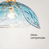 מנורת תלייה בצורת עלי כותרת יצירתית לצד המיטה