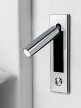 פמוט משובץ לשידה ליד המיטה