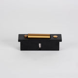 פמוט משובץ לשידה ליד המיטה