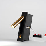 פמוט משובץ לשידה ליד המיטה