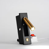 פמוט משובץ לשידה ליד המיטה