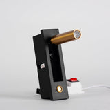 פמוט משובץ לשידה ליד המיטה