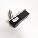 פמוט משובץ לשידה ליד המיטה