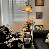 שולחן מנורה יפני ליד המיטה