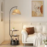 שולחן מנורה יפני ליד המיטה