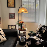 שולחן מנורה יפני ליד המיטה