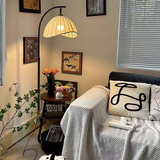 שולחן מנורה יפני ליד המיטה