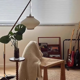 מנורת רצפה בסגנון ימי הביניים